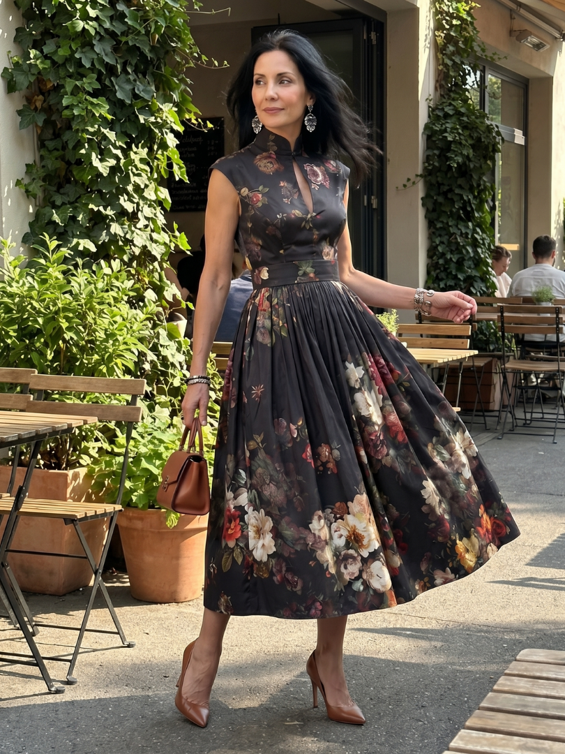 Greta | Robe Midi Plissée à Encolure Haute et Découpe Florale