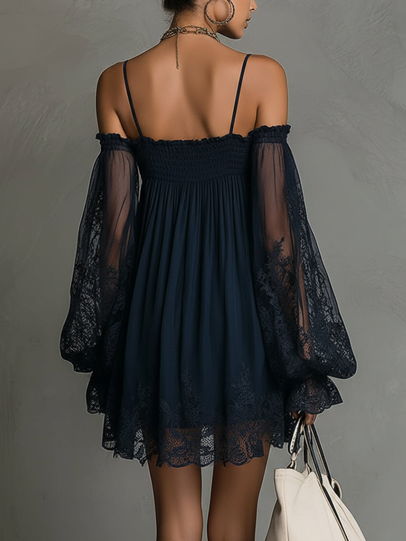 Noemi | Robe mini en chiffon bleu marine avec décolleté off-shoulder, bordures en dentelle et manches transparentes