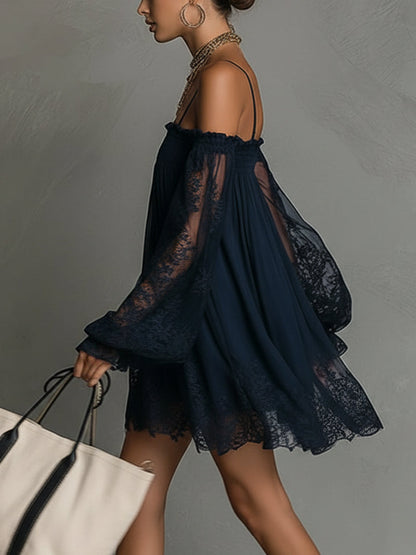 Noemi | Robe mini en chiffon bleu marine avec décolleté off-shoulder, bordures en dentelle et manches transparentes
