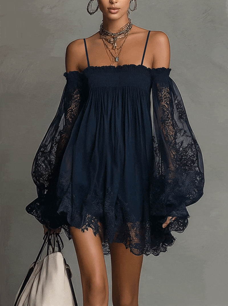 Noemi | Robe mini en chiffon bleu marine avec décolleté off-shoulder, bordures en dentelle et manches transparentes